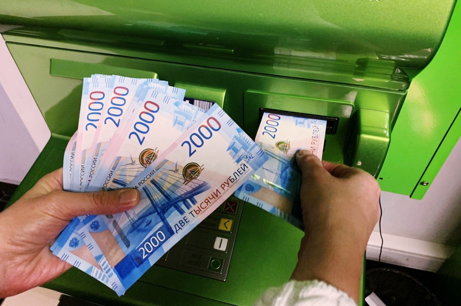 Экономист назвал сумму денежных переводов из России в Беларусь