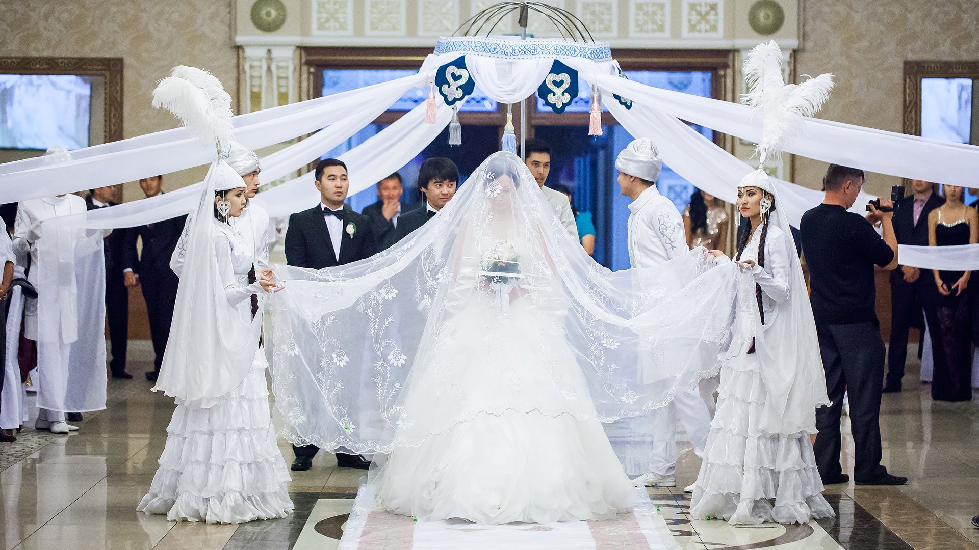 Досье: Как Казахстан развивает семейную политику