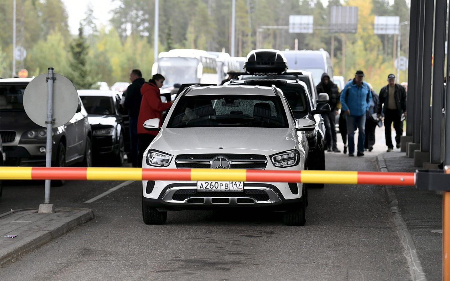 Эстония запретила въезд автомобилей с российскими номерами