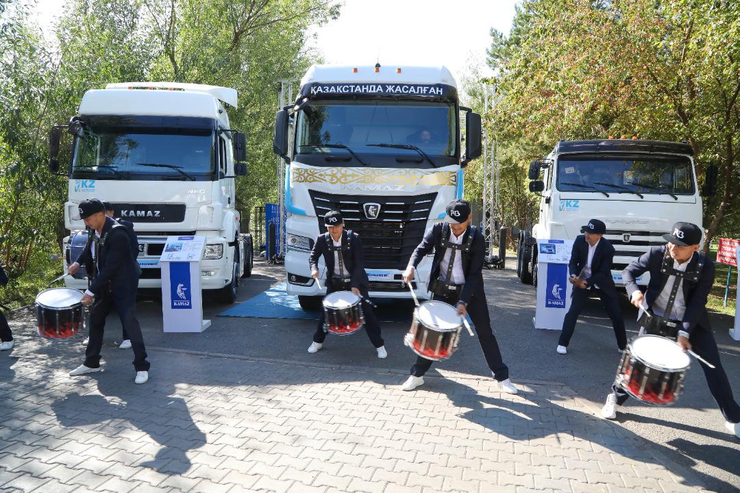 КАМАЗ представил первые тягачи, собранные в Казахстане