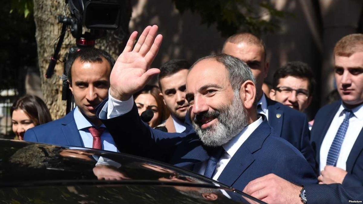 Пашинян подал в отставку с поста премьер-министра Армении