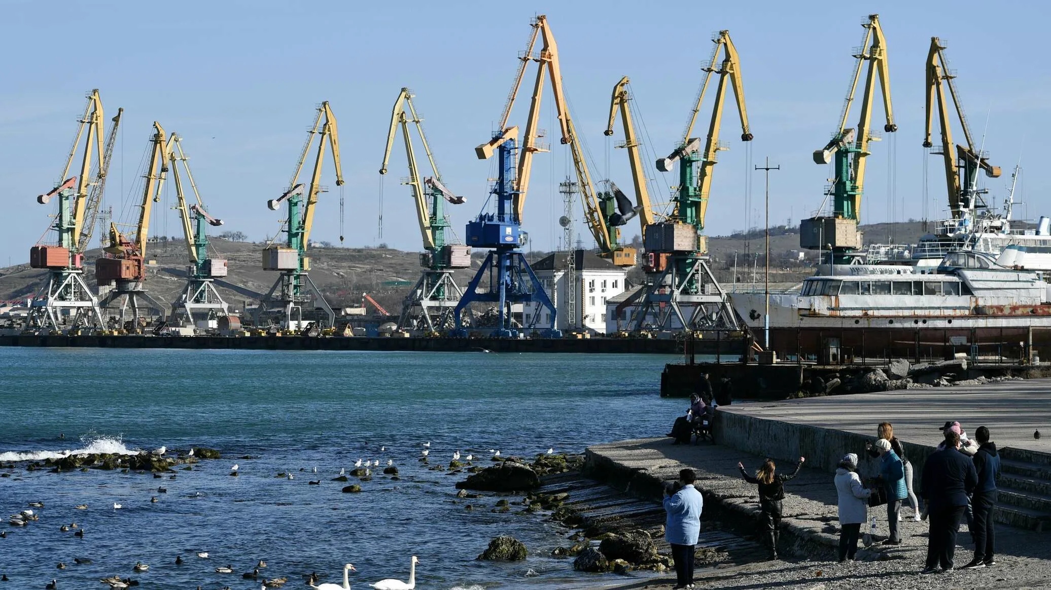 Херсонский крым. Азовский морской порт Азов. Морской порт Феодосия. Феодосийский торговый порт. Феодосийский морской торговый порт зимой.