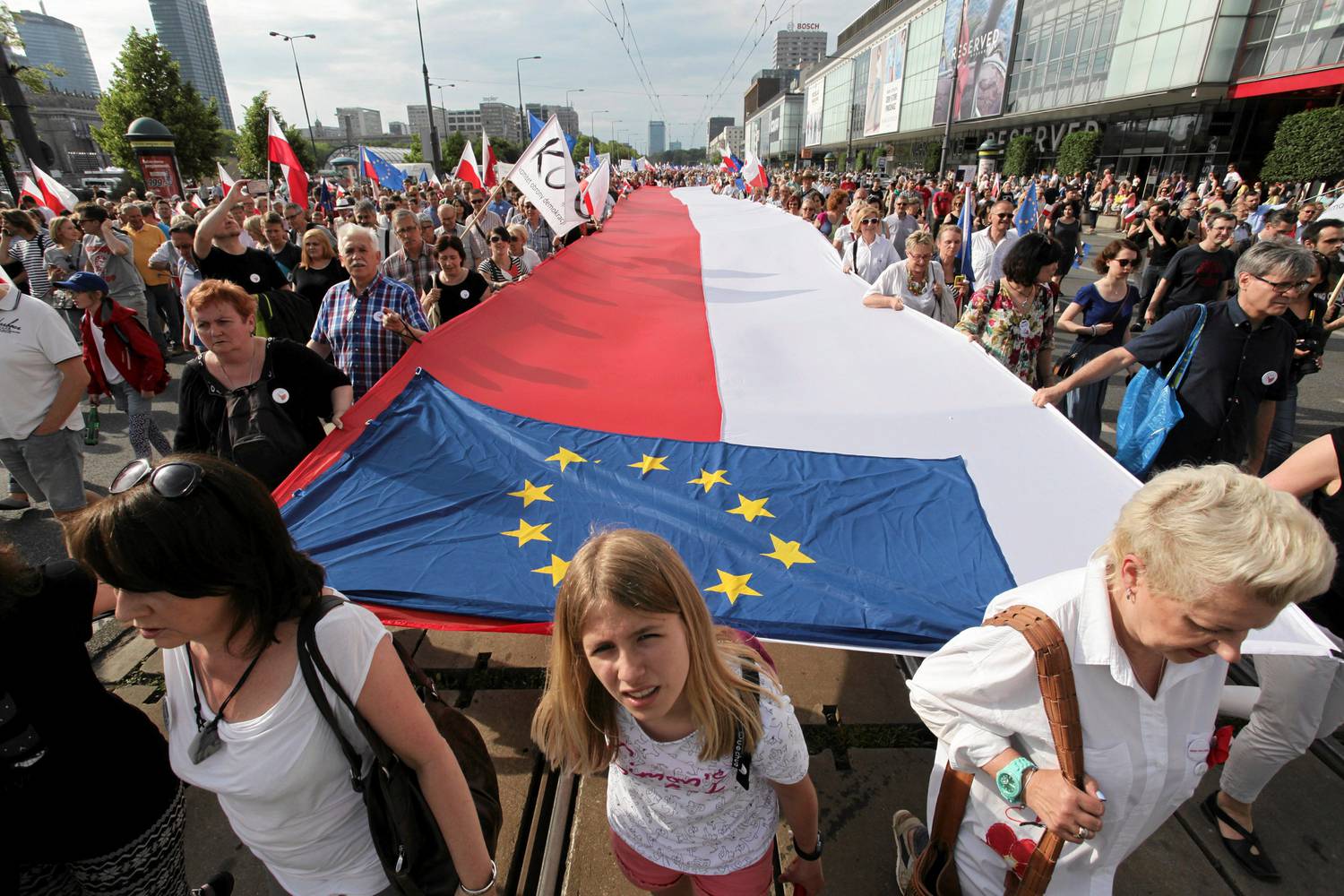 Угрозы, шантаж и выход из Евросоюза: к чему приведет конфликт Польши и ЕС