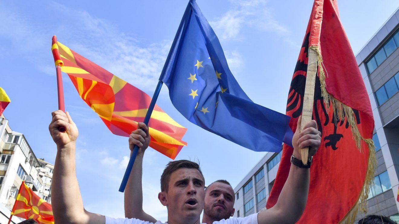 «Сербский гамбит»: Что стоит за изменением стратегии ЕС на Балканах