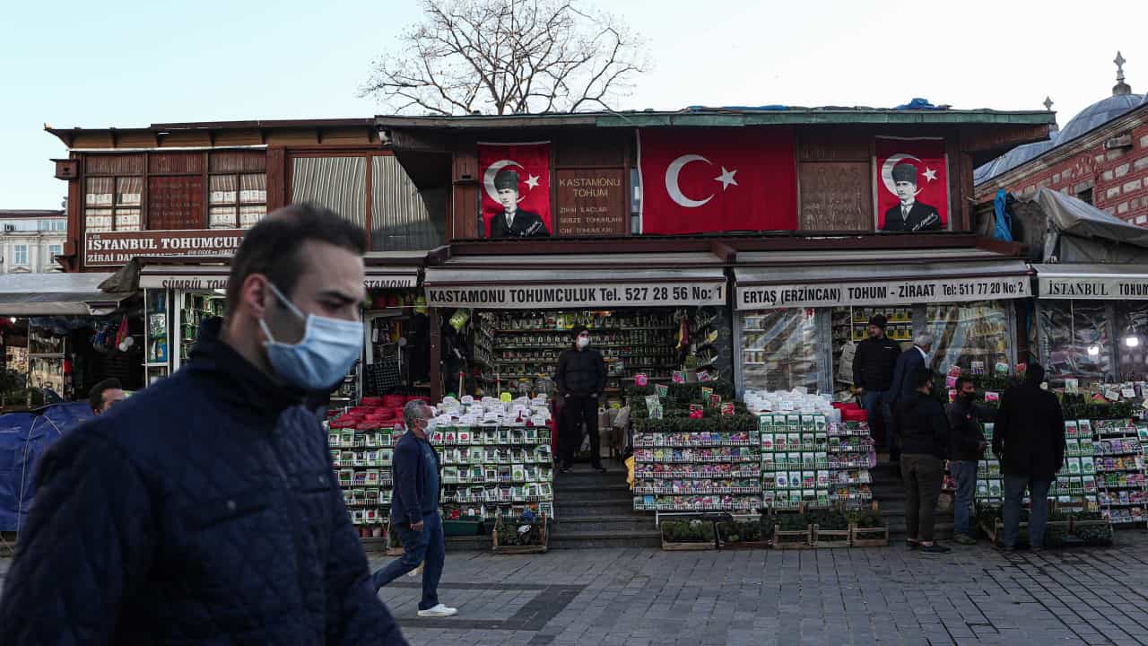Турция не может принять такие жесткие меры борьбы с коронавирусом, как Россия – турецкий эксперт