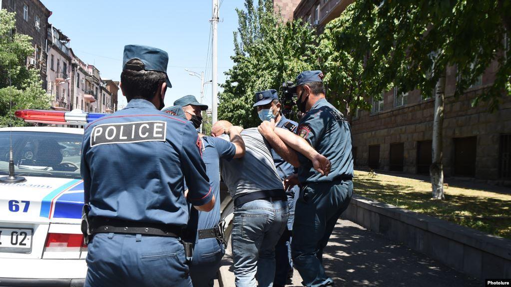 На несанкционированных протестах в Армении задержано более сотни человек