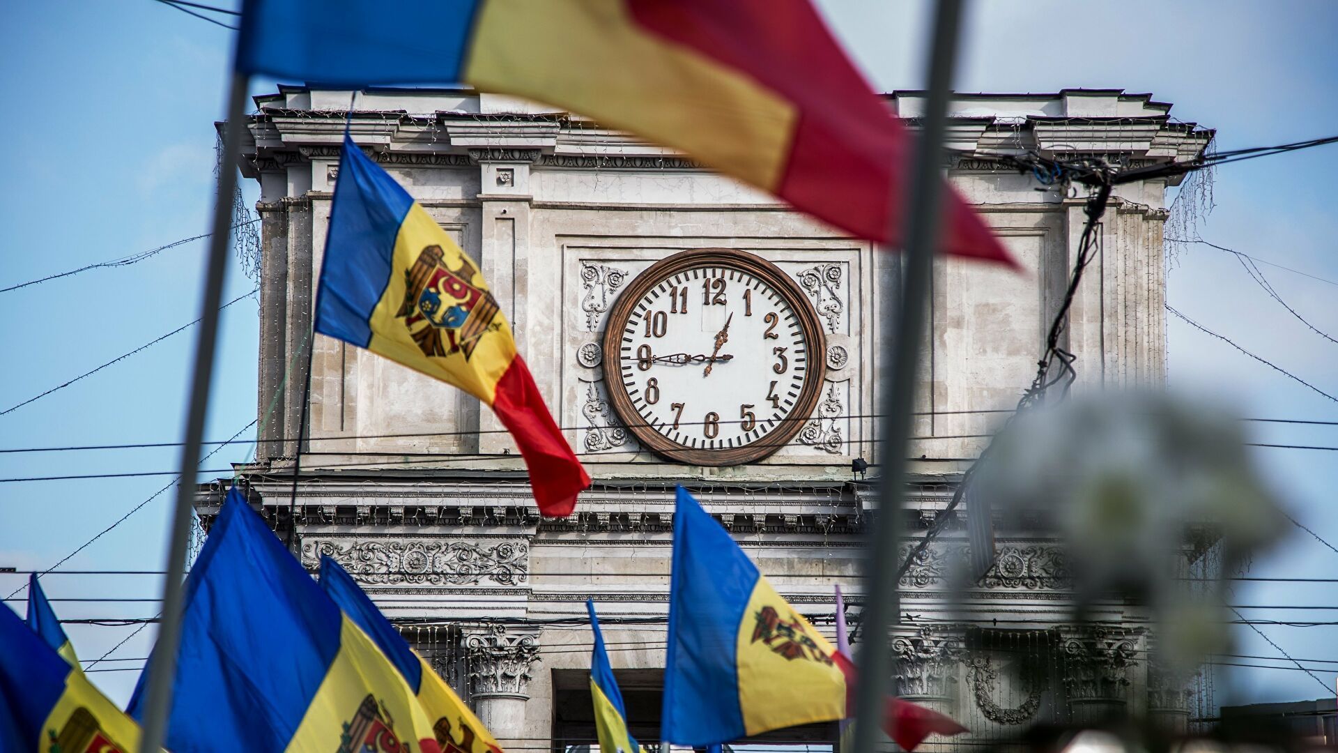 Парламент Молдовы отказался распускаться по требованию Санду