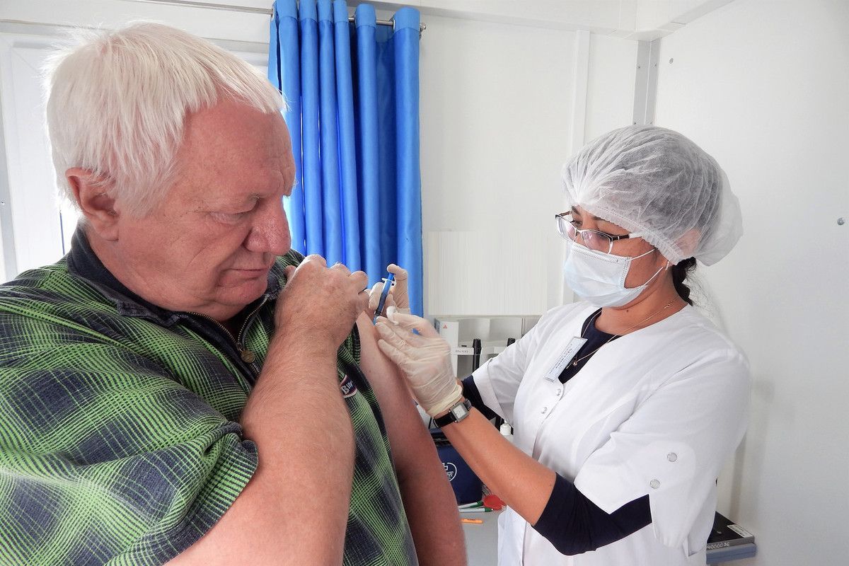 В Минздраве Казахстана назвали сроки вакцинации пожилых граждан