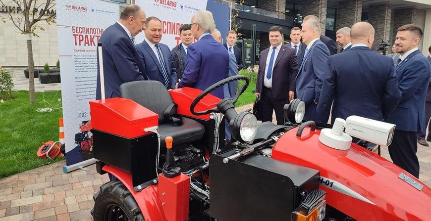 В Казани представили российско-белорусский беспилотный трактор