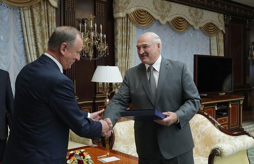«Адреса, пароли, явки – все здесь»: Лукашенко удивил Патрушева необычным подарком