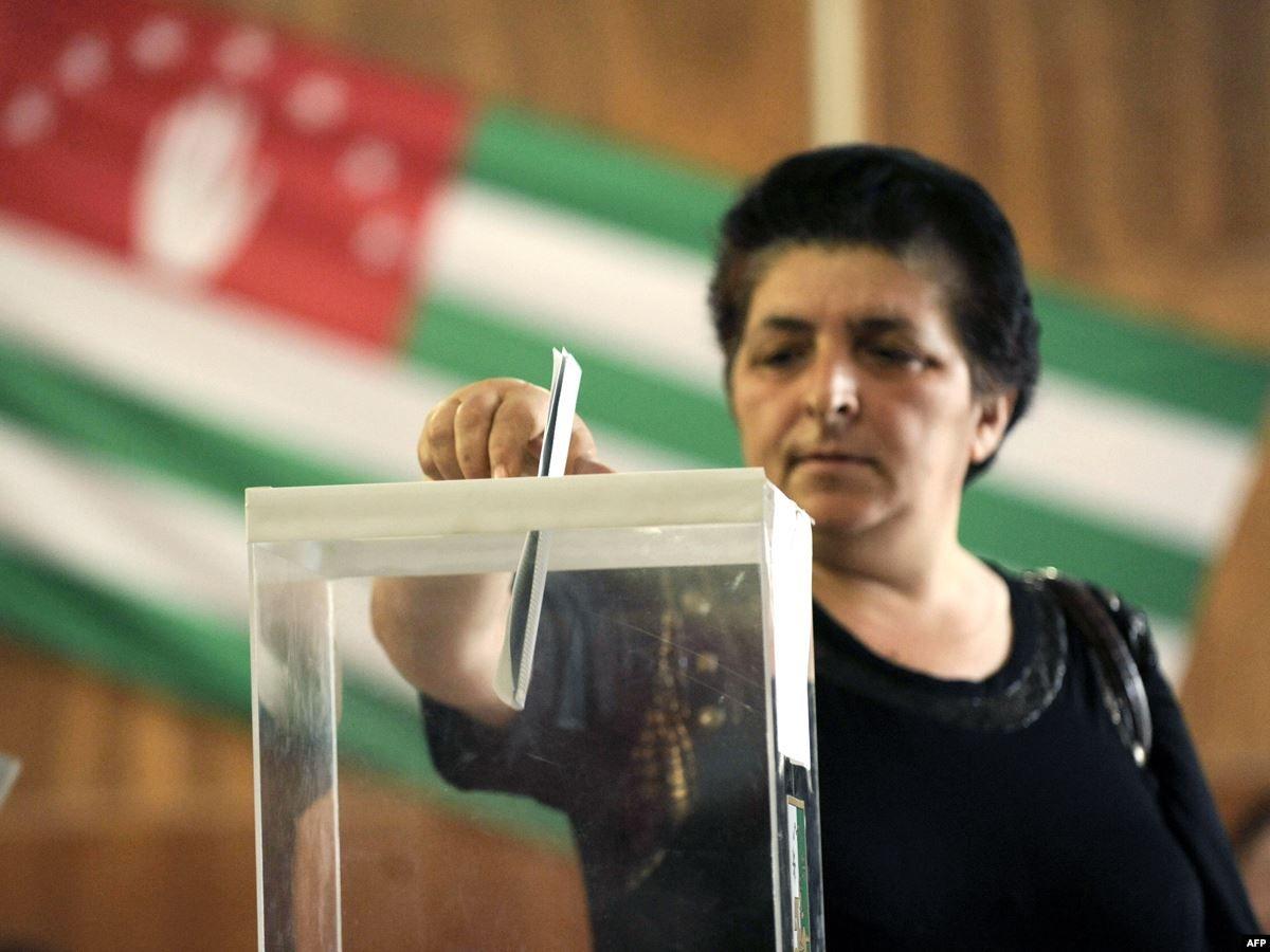 Стало известно, кто вышел во второй тур президентских выборов в Абхазии