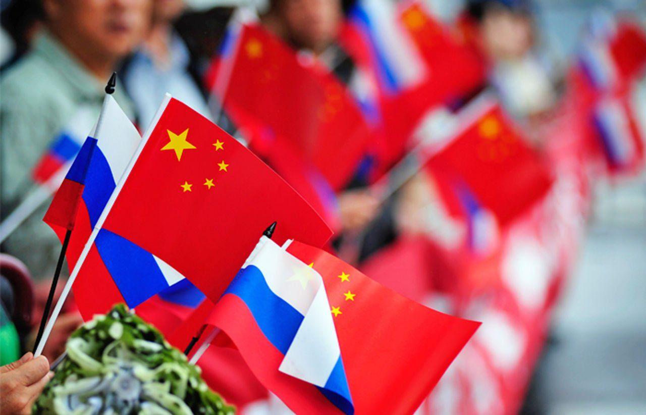 Подписание «Договора о добрососедстве, дружбе и сотрудничестве» между Россией и Китаем