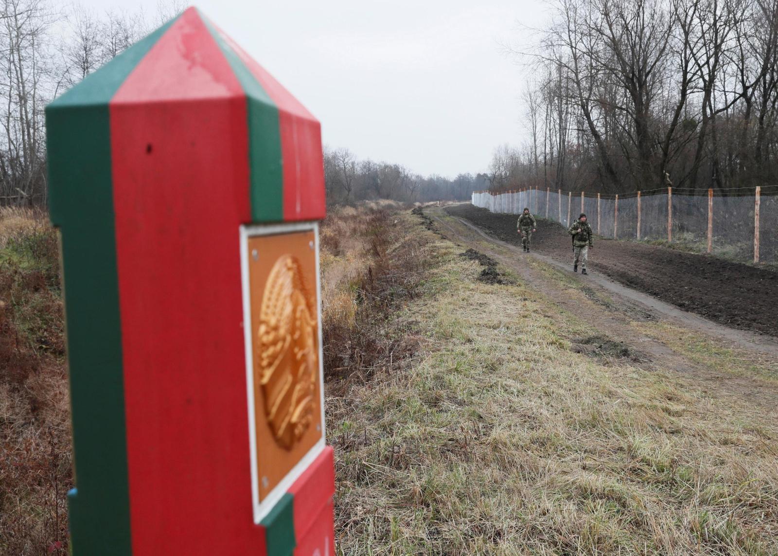 СМИ: Украина создает окопы на границе с Беларусью