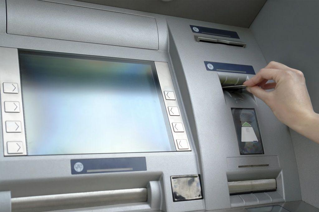 Граждане Узбекистана смогут снимать валюту наличными деньгами с банковских карт