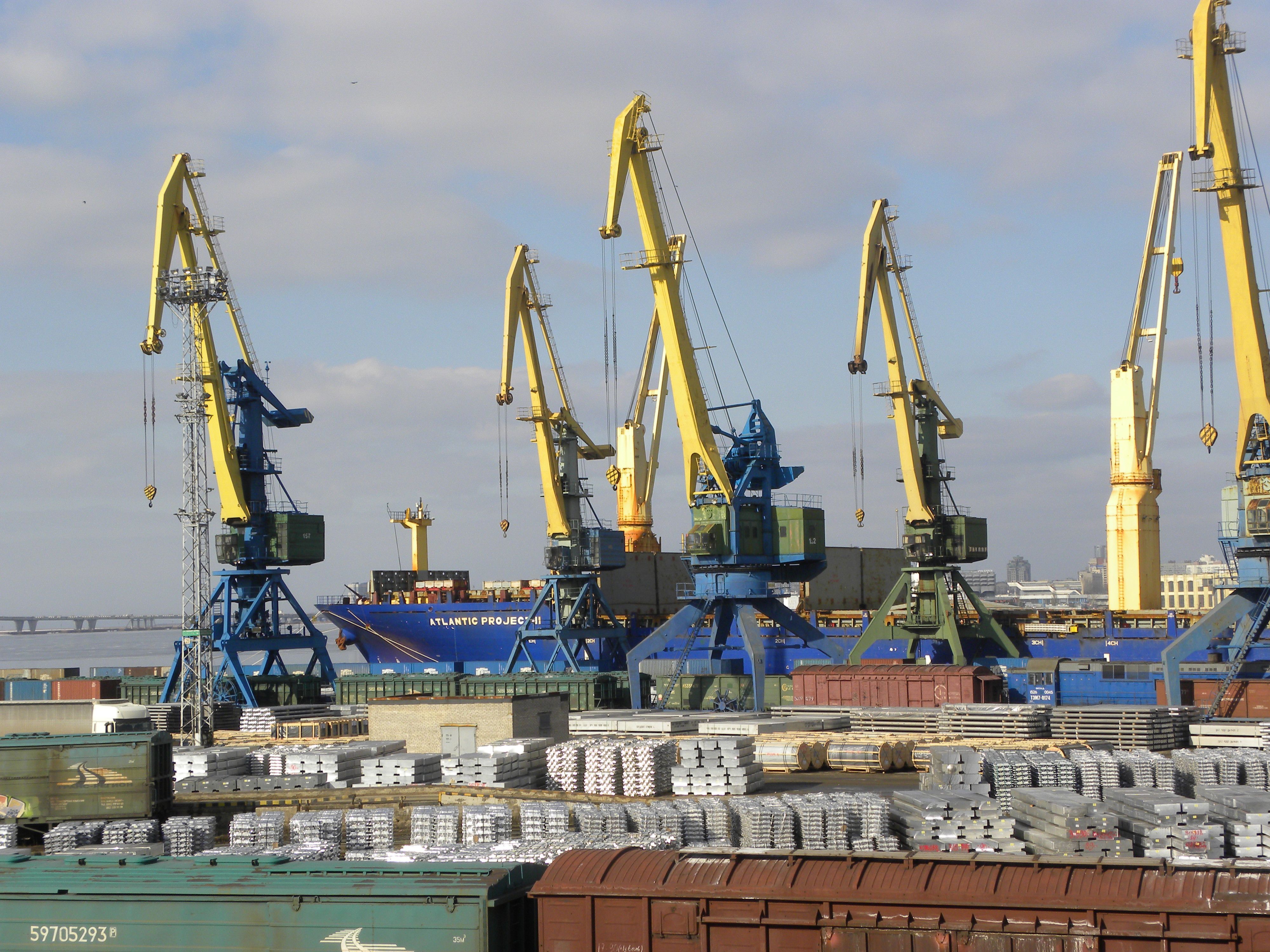 Россия установила рекорд по несырьевому экспорту в 2021 году