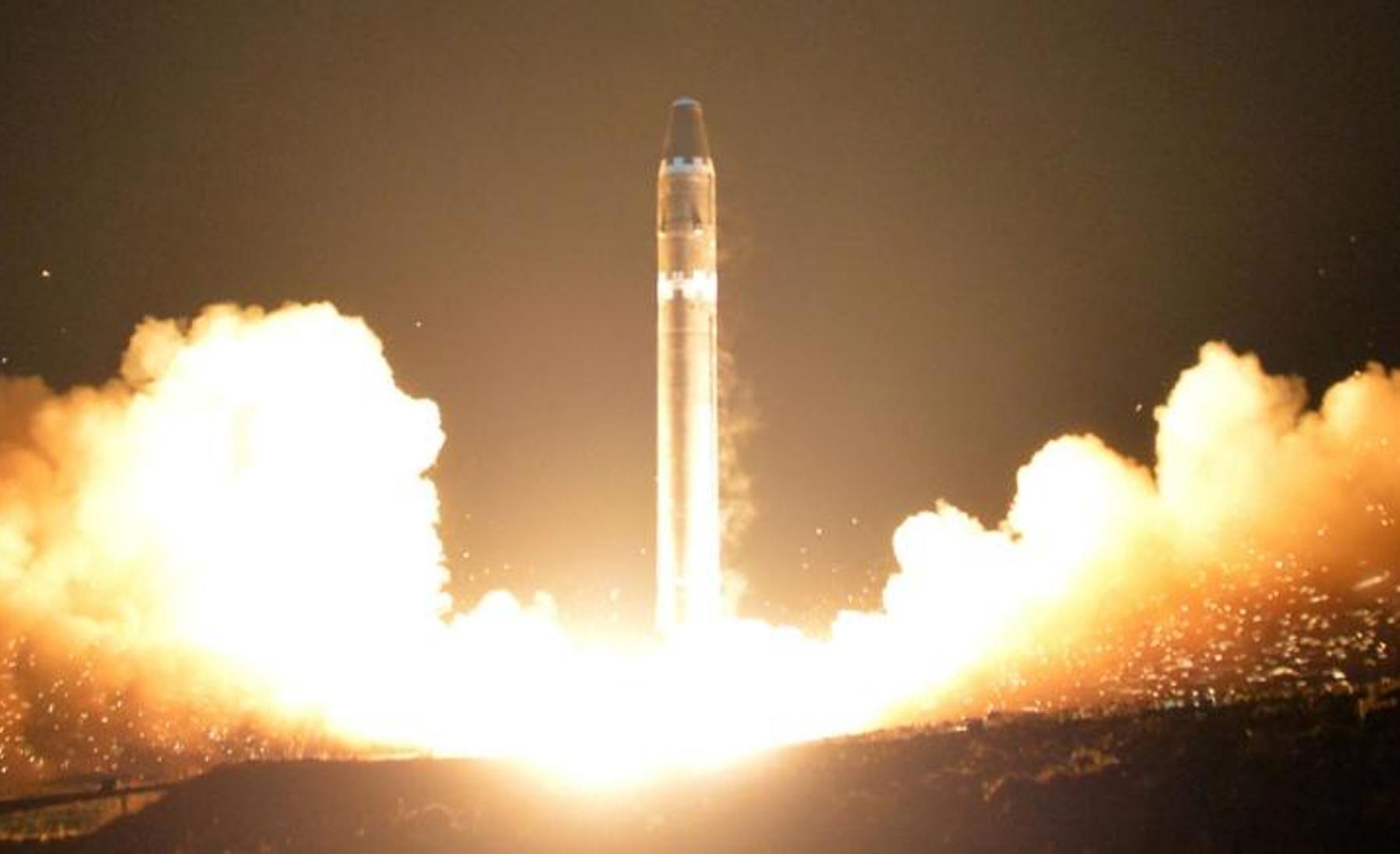 Момент истины: КНДР запустила новую ракету «Хвасон-15»