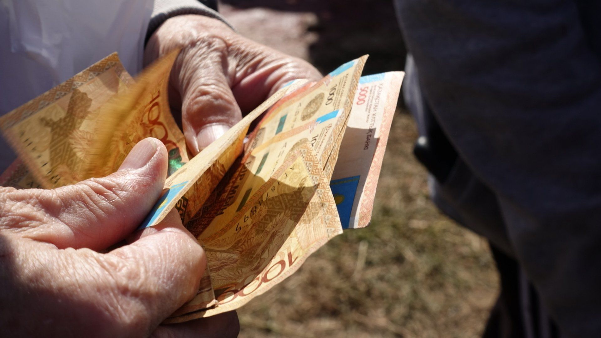 В Казахстане раскрыли новые размеры минимальных пенсии и зарплаты 