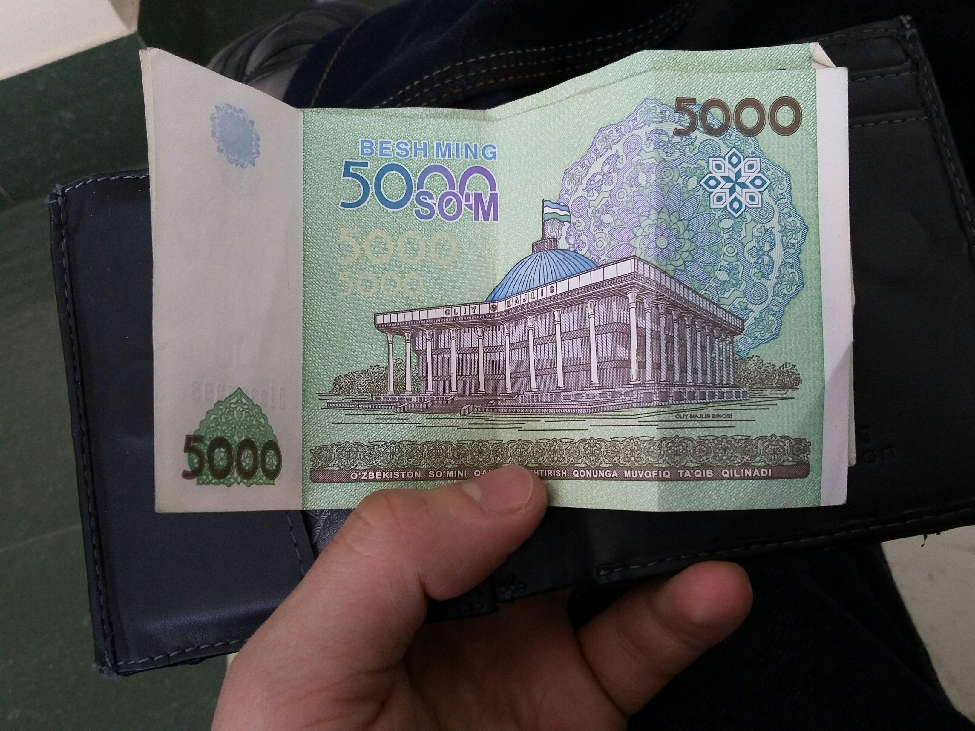 В Узбекистане разрешили менять валюту по рыночному курсу