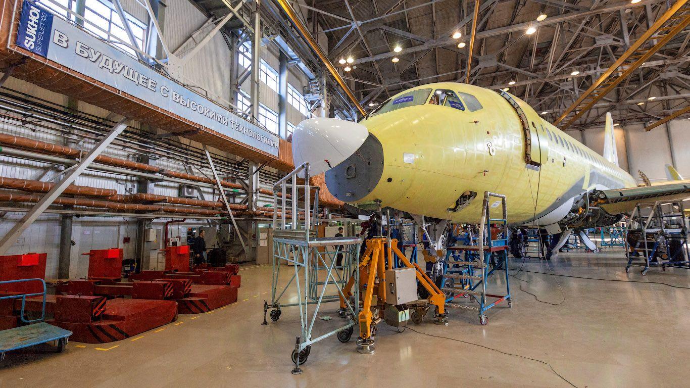 Какой самолет выпускался на заводе чкалова. Сухой Суперджет завод. SSJ 100. Сухой супер Jet 100 двигатель. Сборка ssj100.