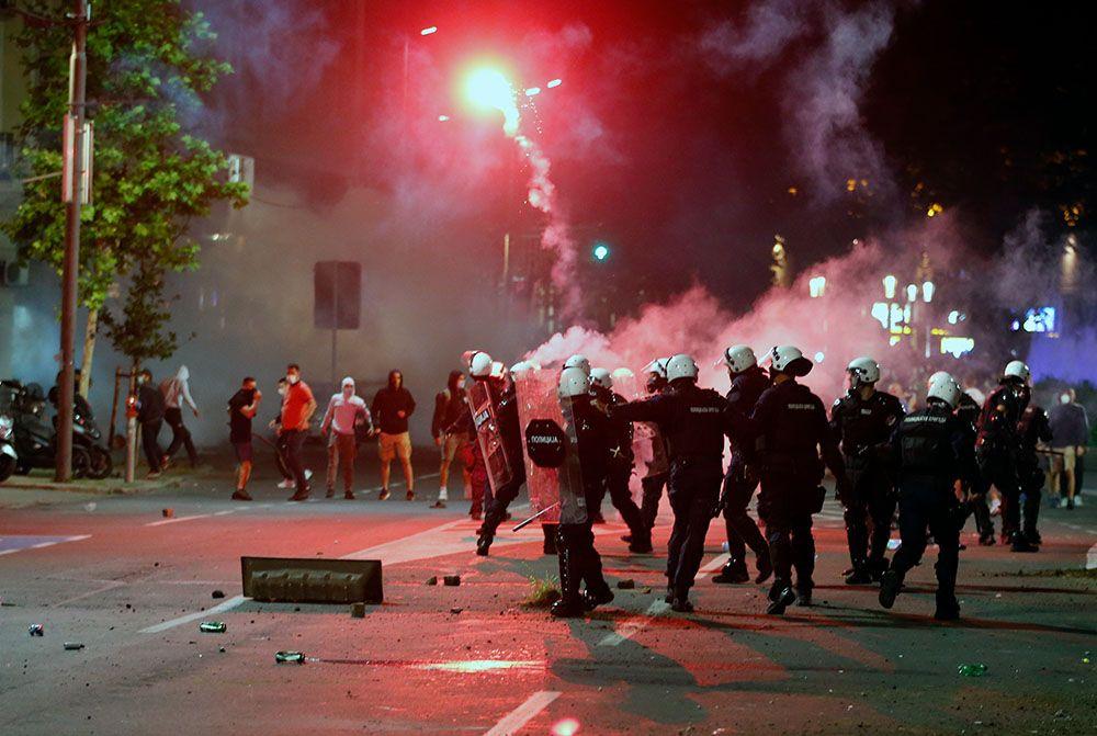 Массовые беспорядки в Сербии привели к столкновениям с полицией