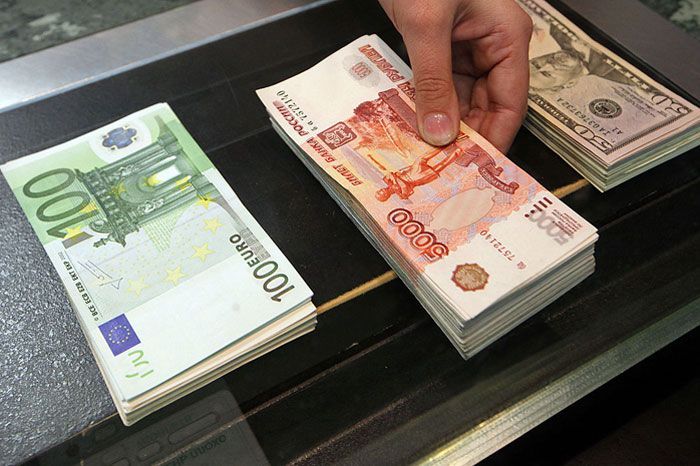 Власти России оценили, как отказ от доллара в структуре ФНБ повлияет на рубль