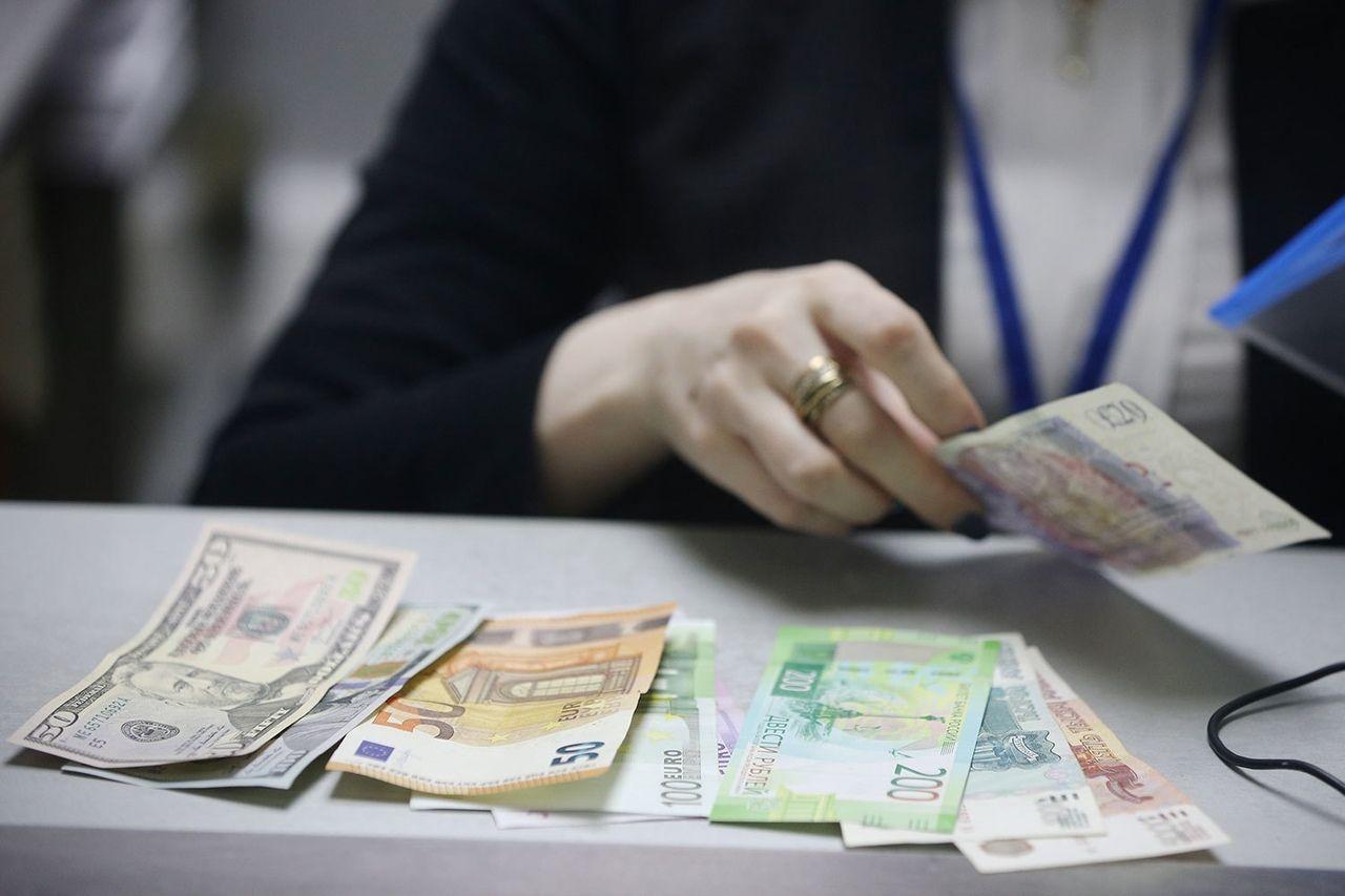 Странам ЕАЭС предложили перестать перечислять пошлины в долларах