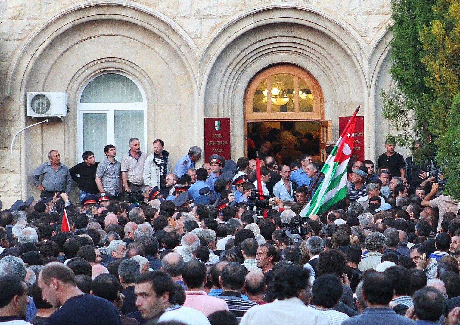 Протестующие взяли штурмом администрацию президента Абхазии 