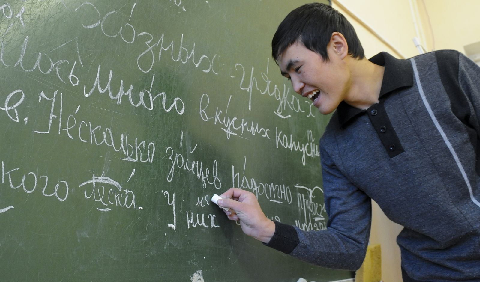 Рахмон призвал улучшить преподавание русского языка в вузах Таджикистана