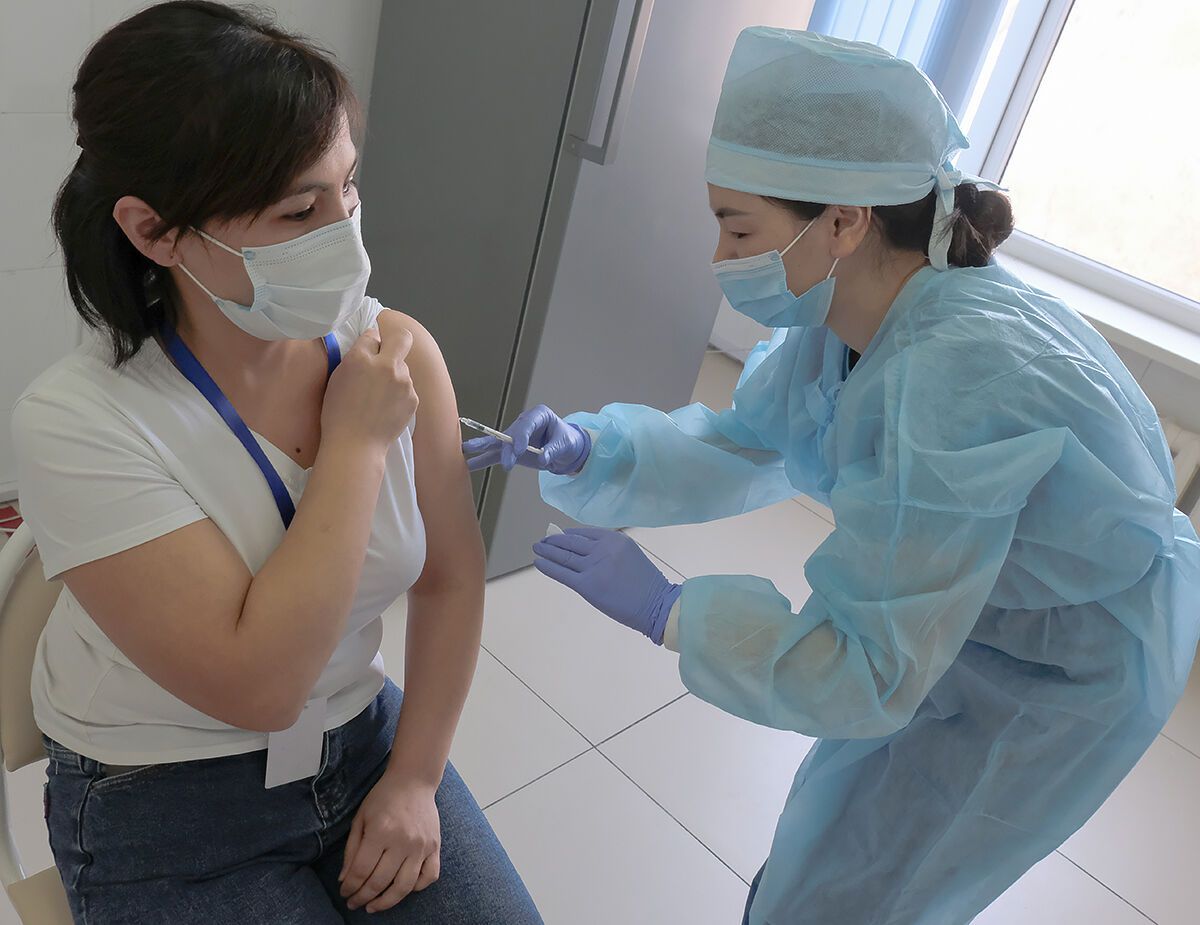 Глава Минздрава Казахстана оценил безопасность российской вакцины