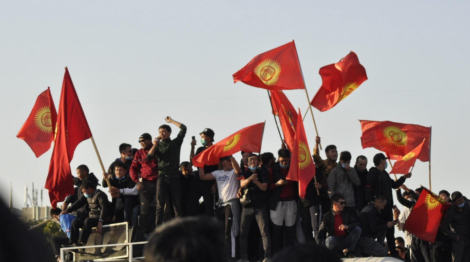 Пять партий Кыргызстана выдвинули требования парламенту и правительству