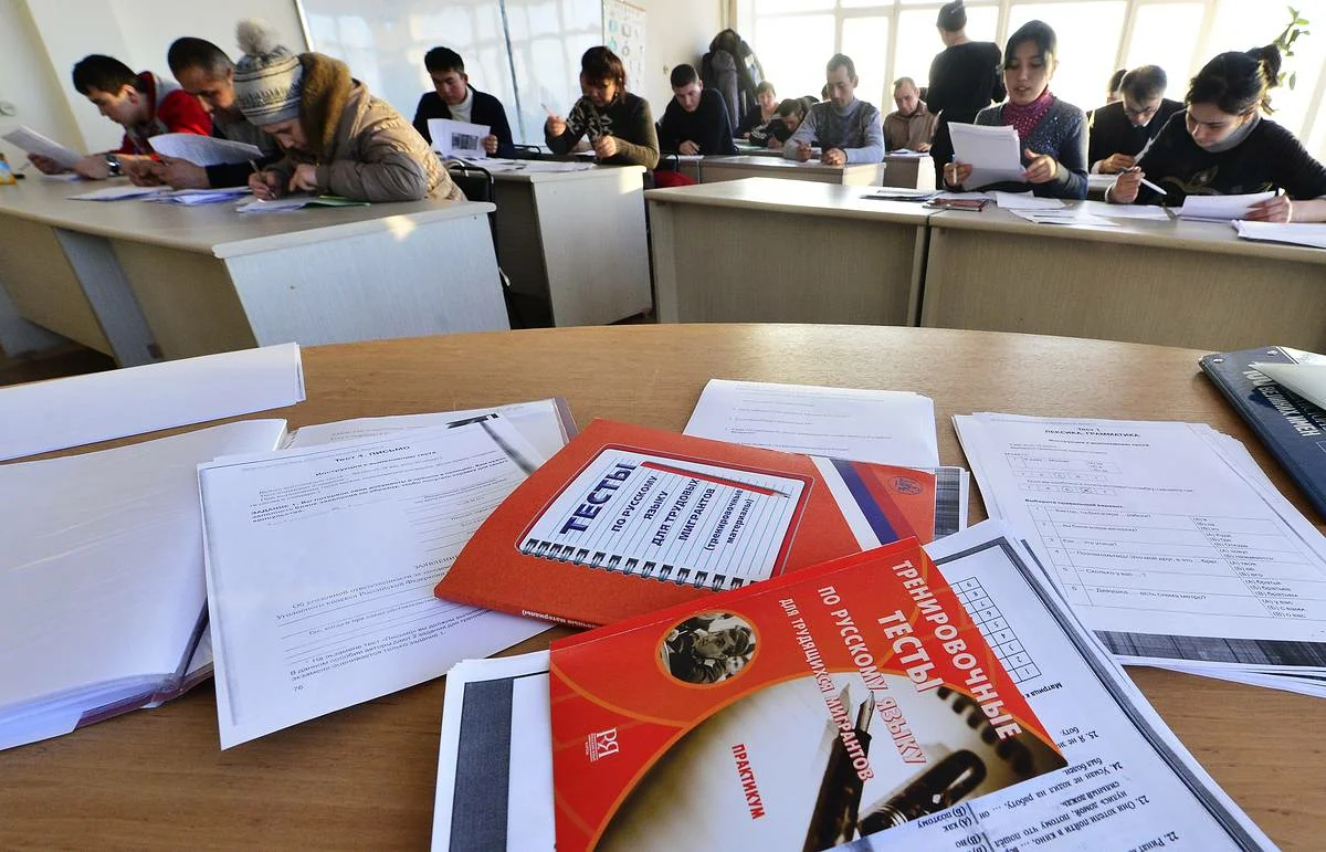 В России изменили минимальные требования к владению русским языком для мигрантов