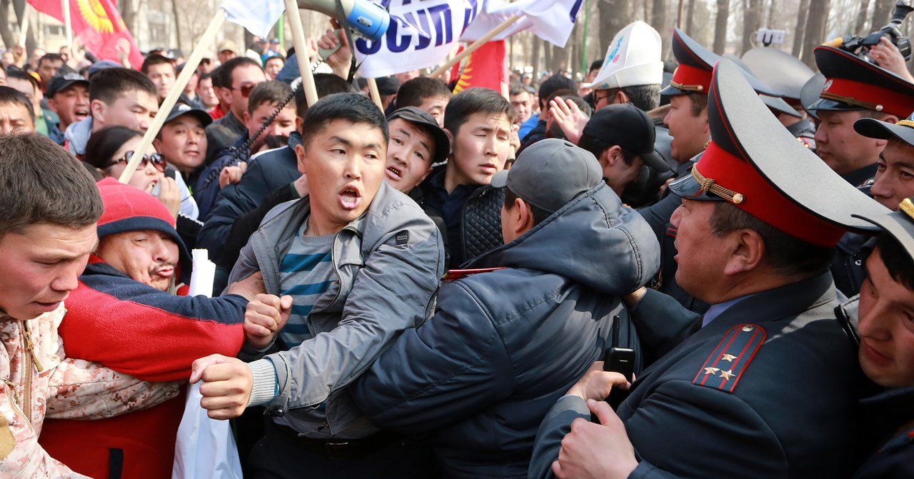 «Война всех против всех»: сценарии развития политического кризиса в Кыргызстане