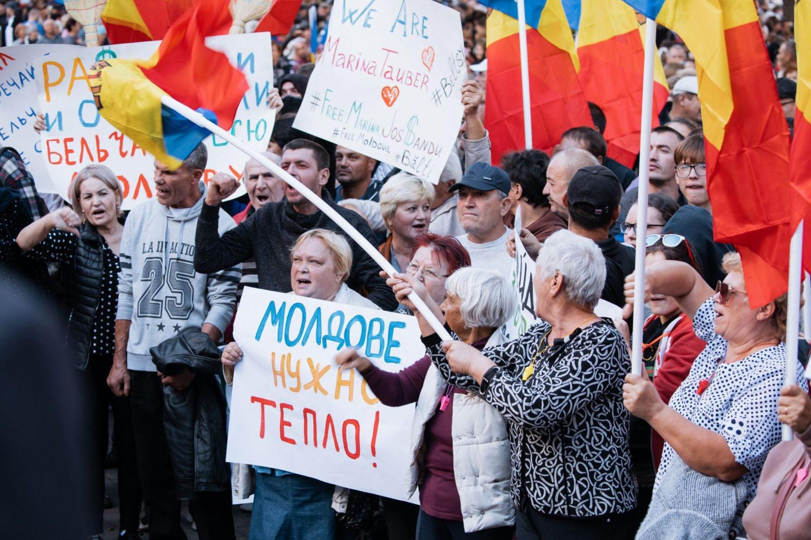 Оппозиция организовала пикет у парламента Молдовы, где утверждают новое правительство