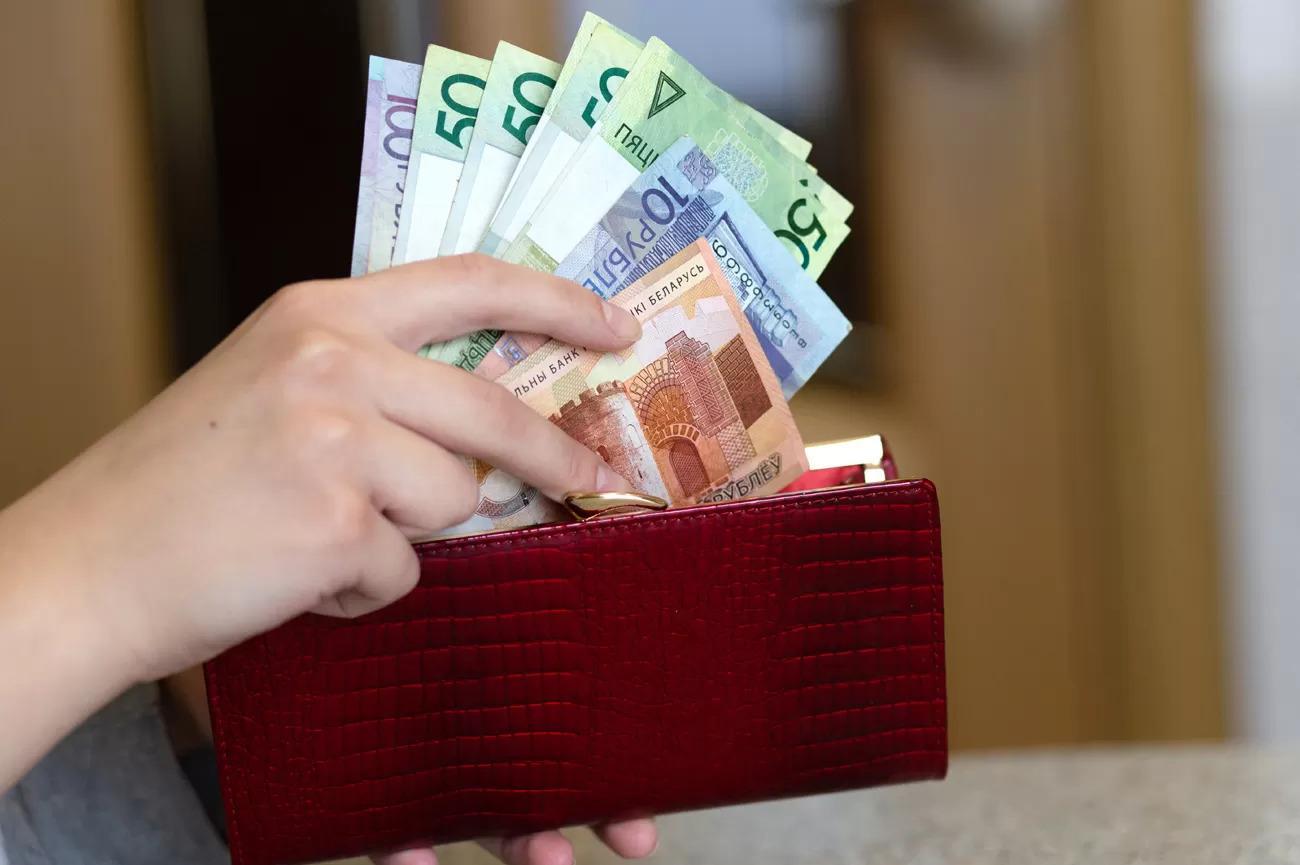 Средняя зарплата в Беларуси достигла рекордного уровня