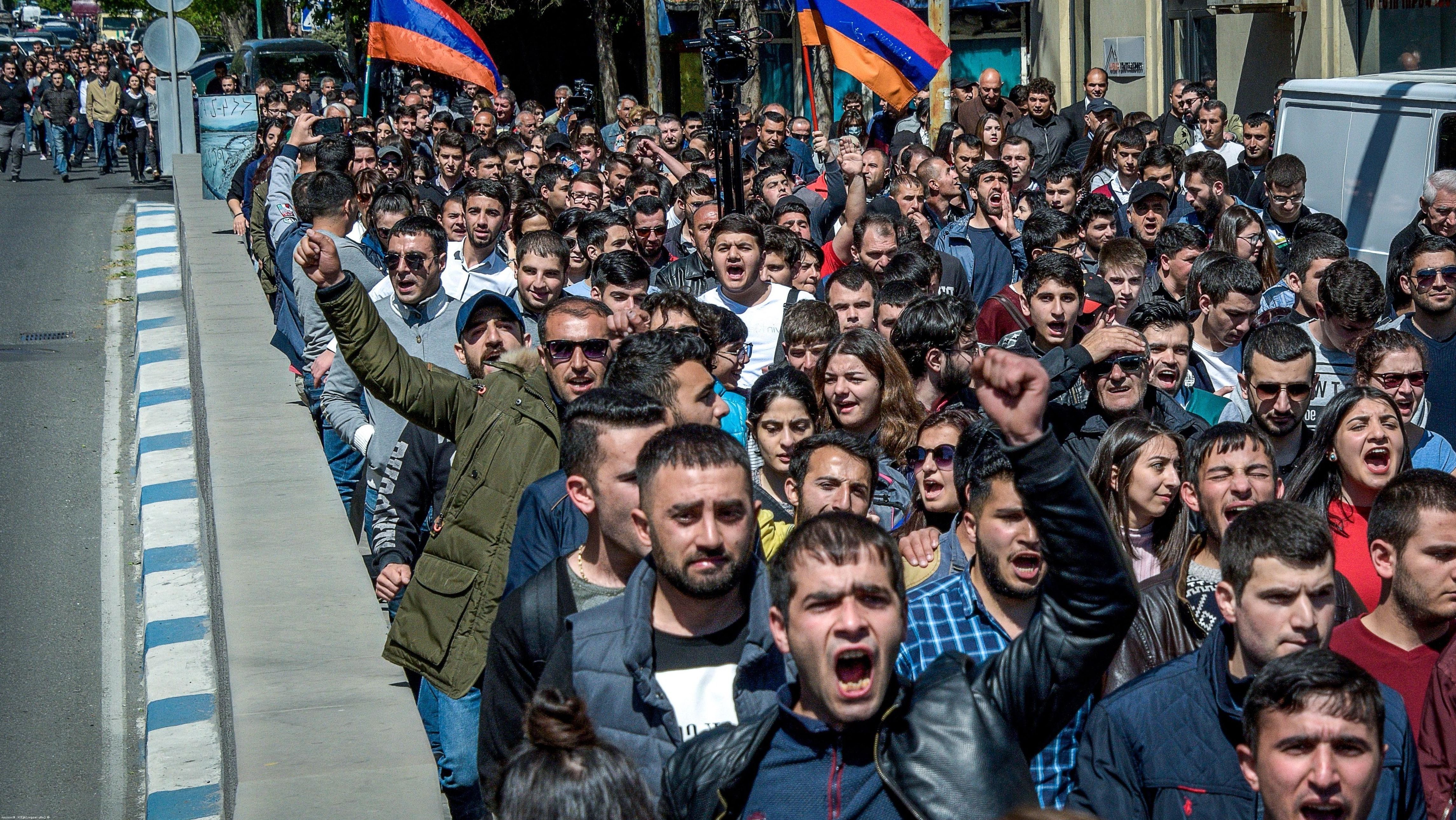 Президента Армении призвали отменить увольнение главы Генштаба