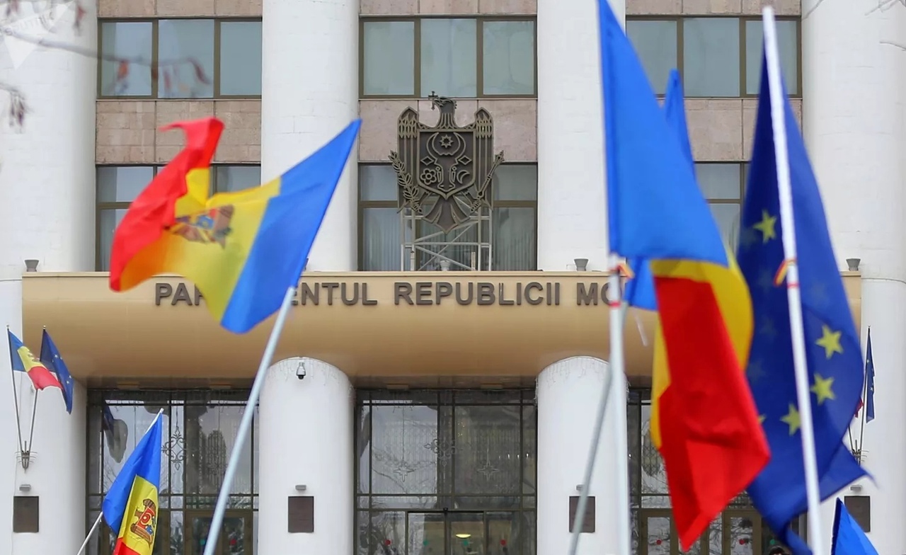 Парламент Молдовы поддержал идею изменения Конституции по итогам «евромитинга» Санду
