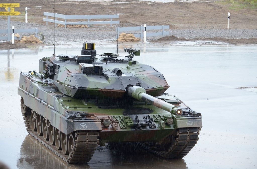 Leopard_2A6_tank_-_ILÜ_2012.jpg