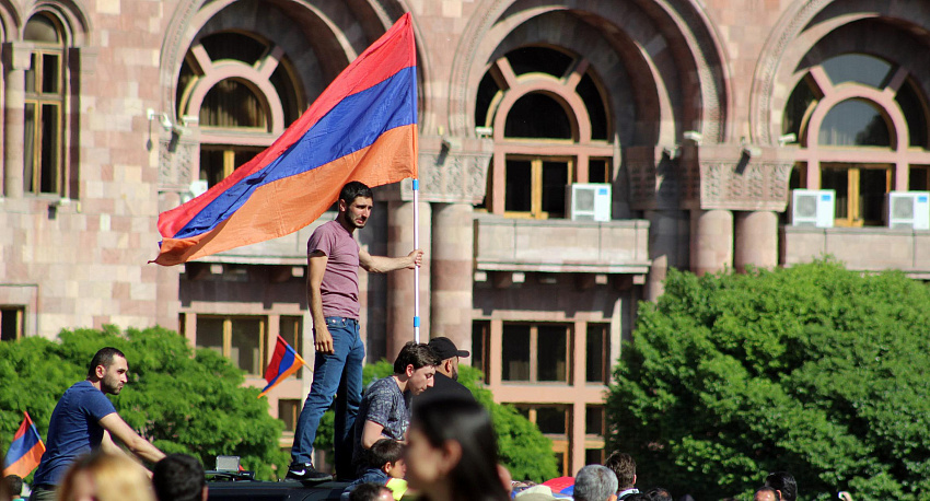 Страсти по конституции: к чему приведет новый виток борьбы власти и оппозиции в Армении