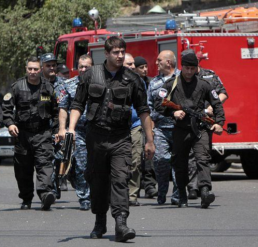 Кто стоит за захватом полицейской части в Армении?