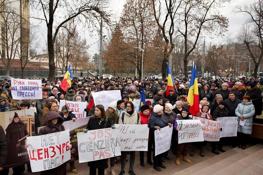 Притеснение русскоязычных телеканалов в Молдове не имеет ничего общего с демократией – эксперт