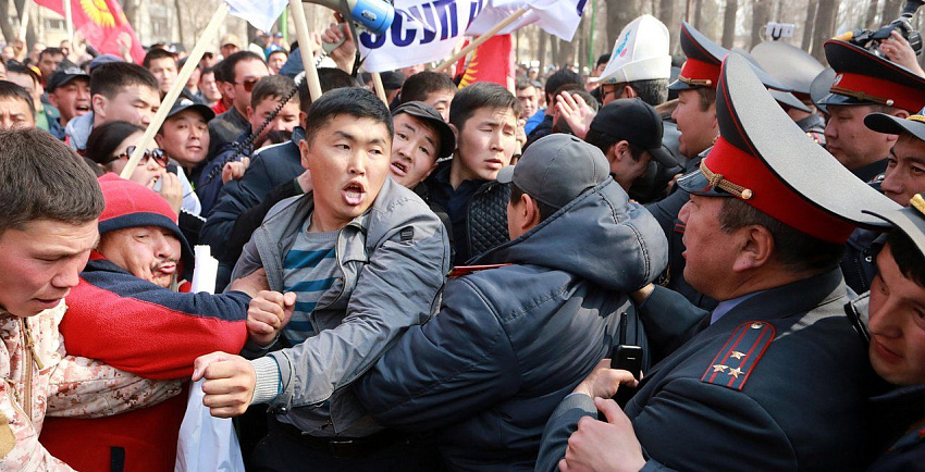 «Война всех против всех»: сценарии развития политического кризиса в Кыргызстане