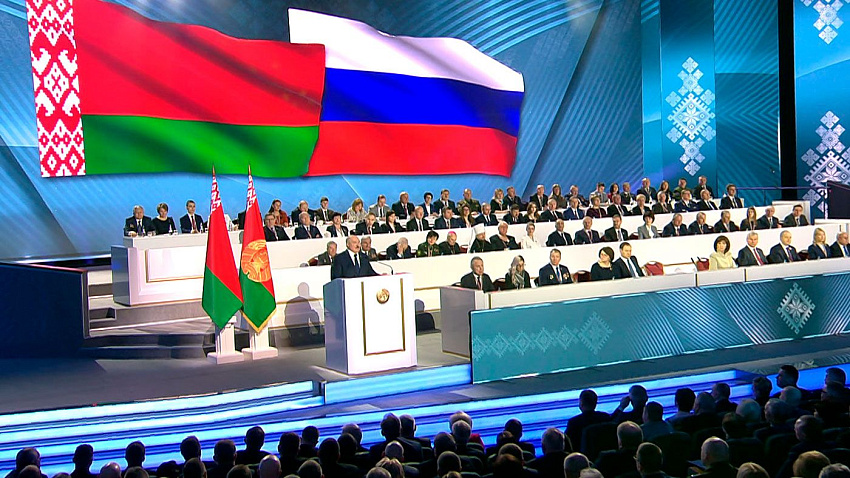 70% белорусов за союз с Россией: время закрепить интеграцию в Конституции?