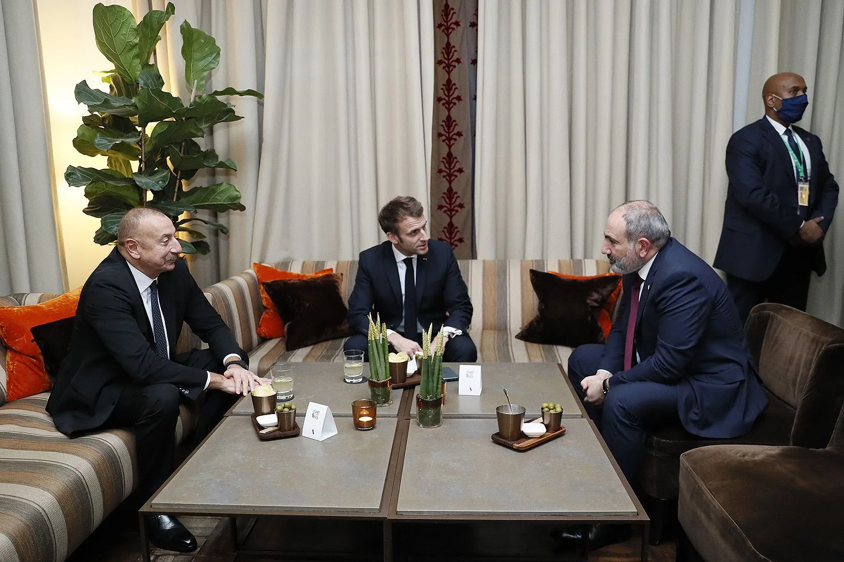 ЕС не примирил Ереван и Баку: Что показали брюссельские переговоры Пашиняна и Алиева