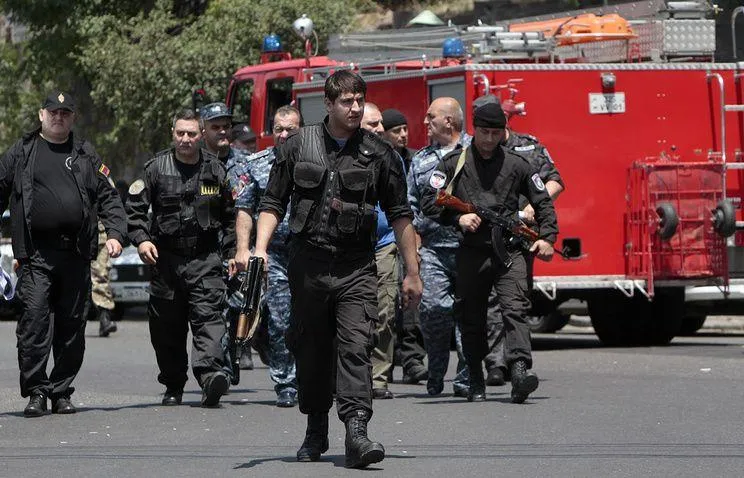 Кто стоит за захватом полицейской части в Армении?