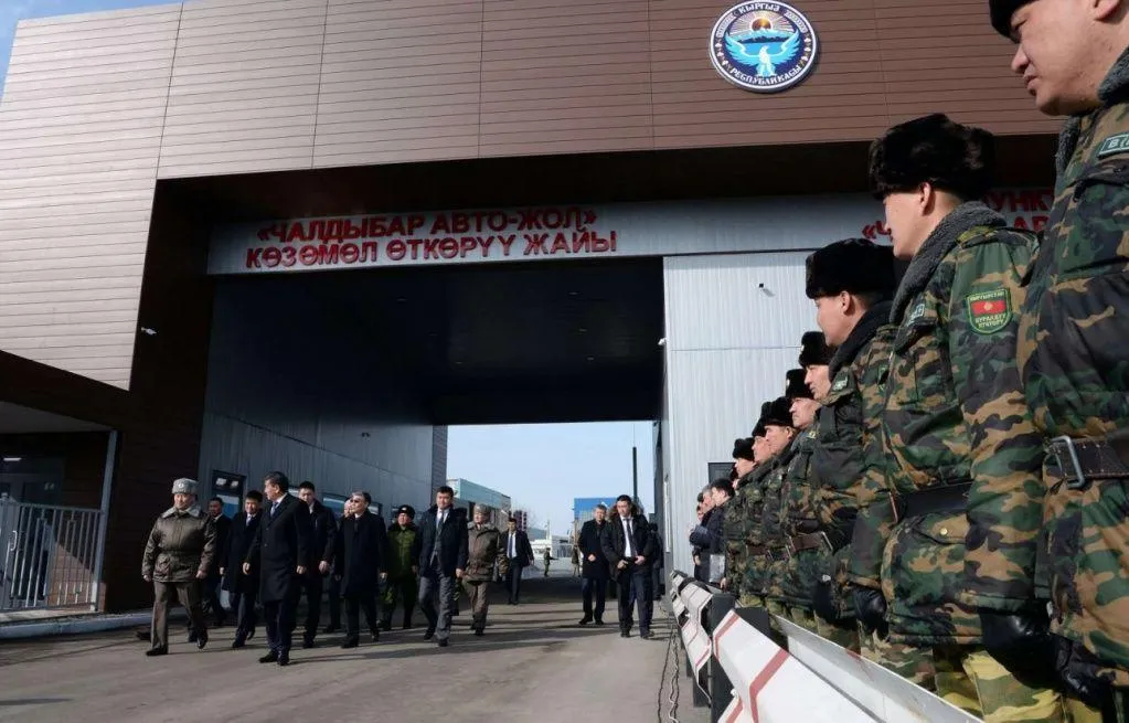 Жээнбеков осмотрел реконструированный КПП на кыргызско-казахской границе
