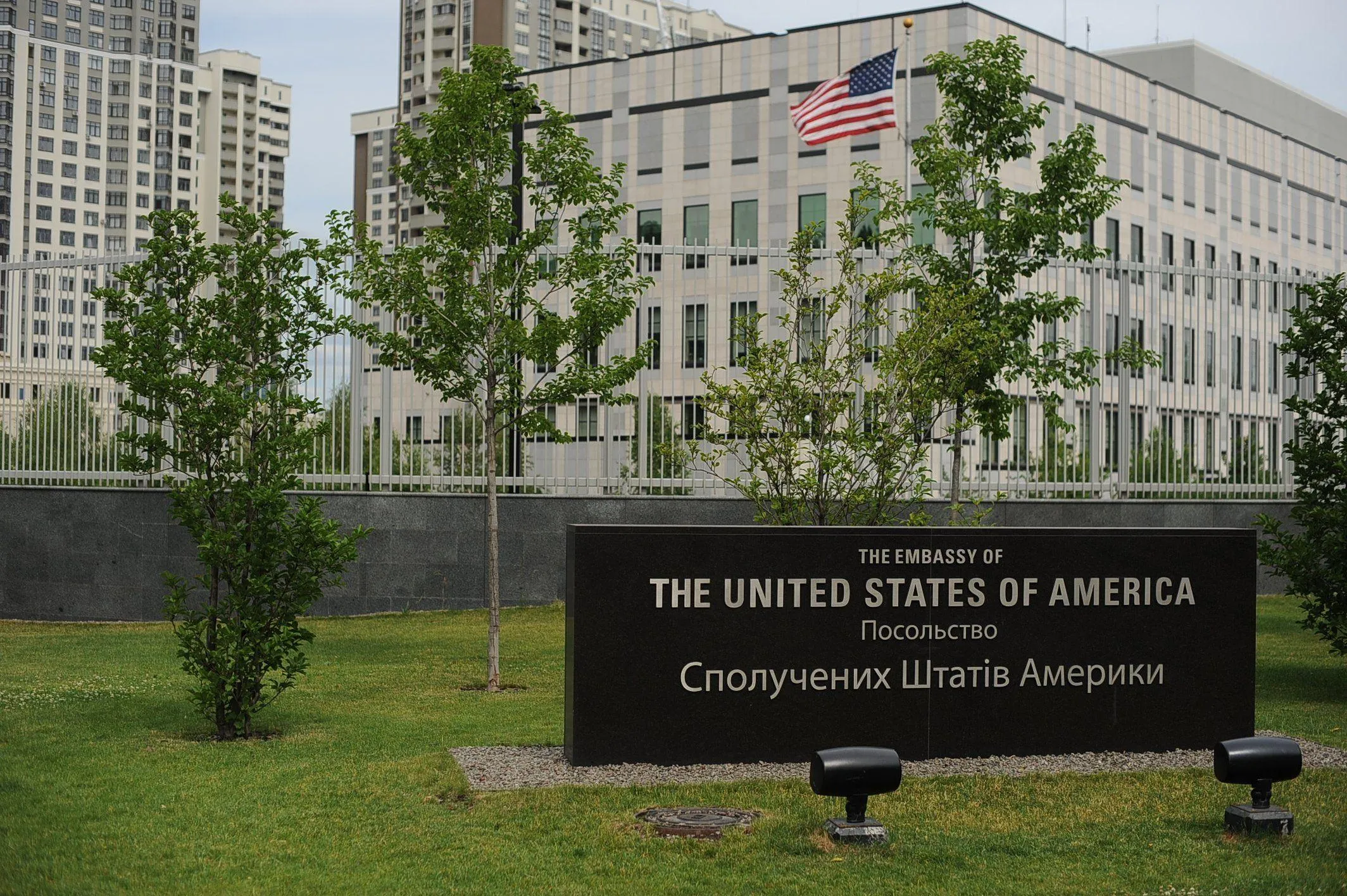 У посольства США в Киеве прогремел взрыв