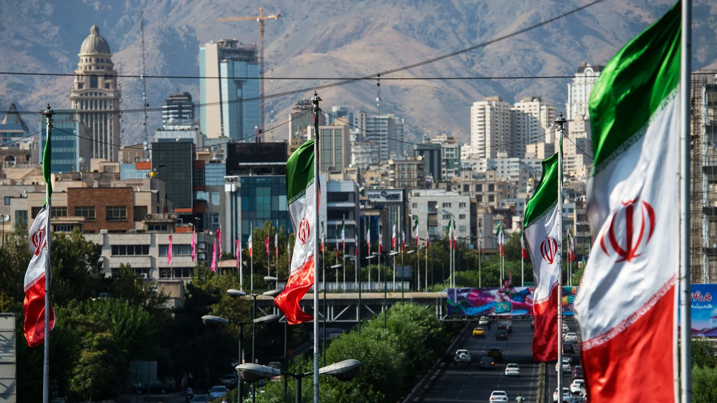 Иран свободная торговля. Иран. Иран город флаг. Иран Тегеран достопримечательности. Флаг Ирана на здании.
