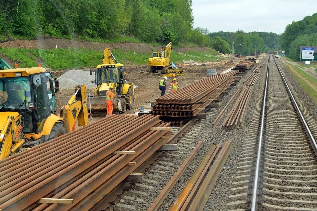Бурное развитие железнодорожного строительства. Проект Rail Baltica. Строители железнодорожной магистрали Rail Baltica. Реконструкция ЖД пути. Прокладывание железнодорожных путей.