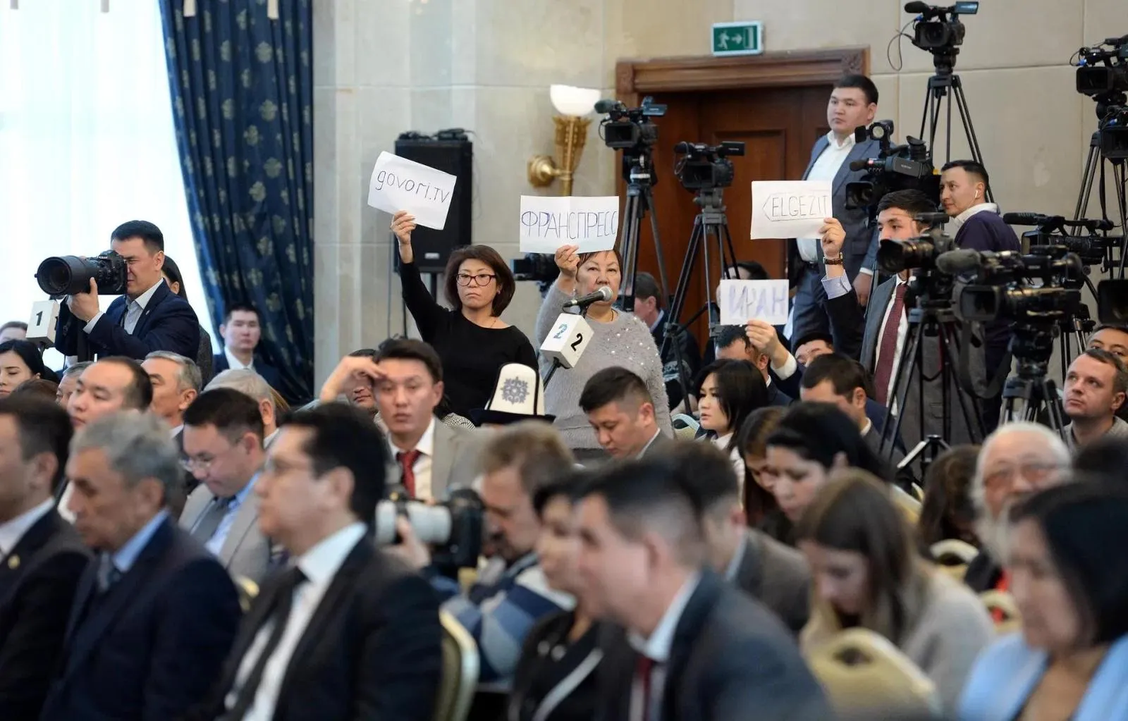 Кыргызские журналисты. Пресс-конференция журналисты. Репортер Кыргызстана. Конференция Кыргызстан. Какие новости в сми