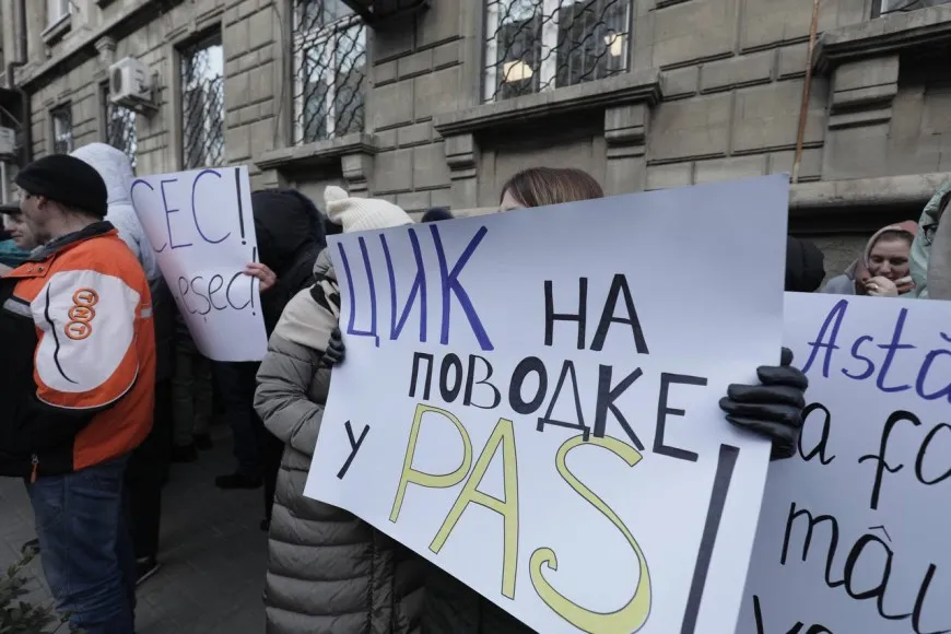 Представители молдавской оппозиции пикетируют здание ЦИК